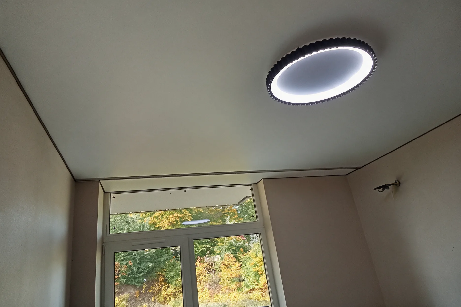 Круглий LED-світильник з підсвіткою біля балконних дверей