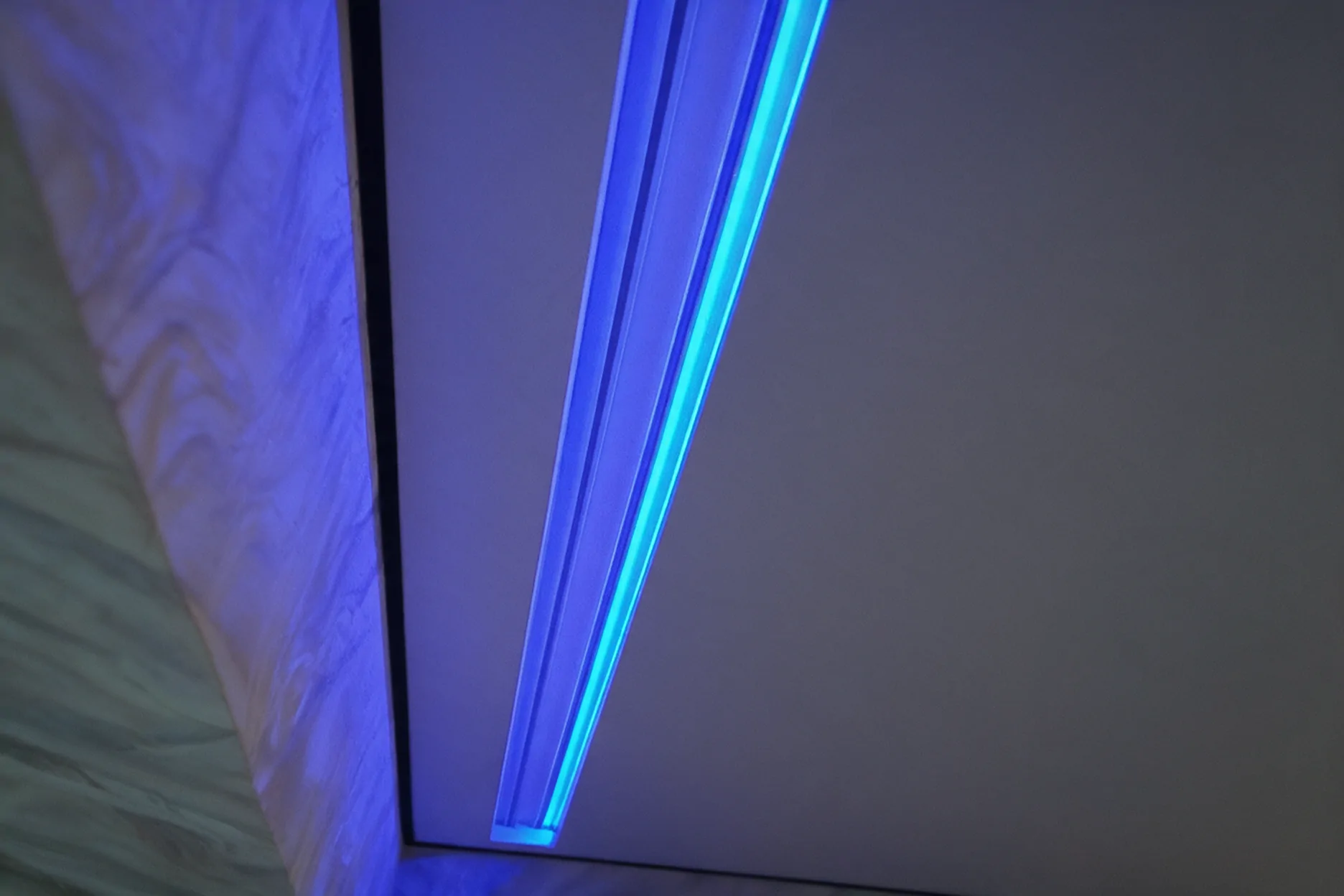 Кімната: сині світлові лінії у ніші, Шевченківський район Львова