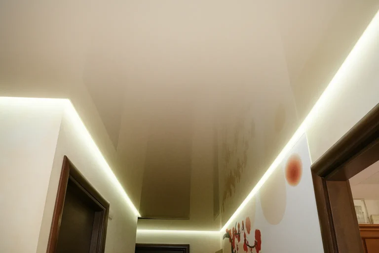 Парящі натяжні стелі з м’яким контурним підсвічуванням