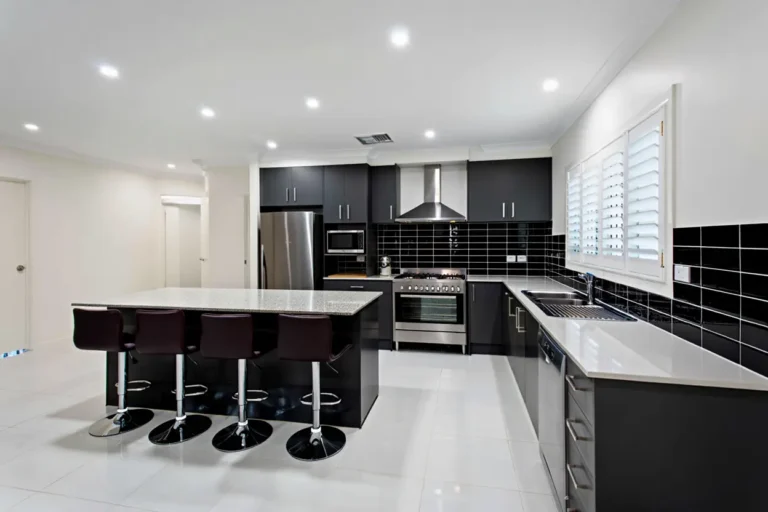 Сучасна кухня з білою матовою натяжною стелею та вбудованими точковими світильниками.